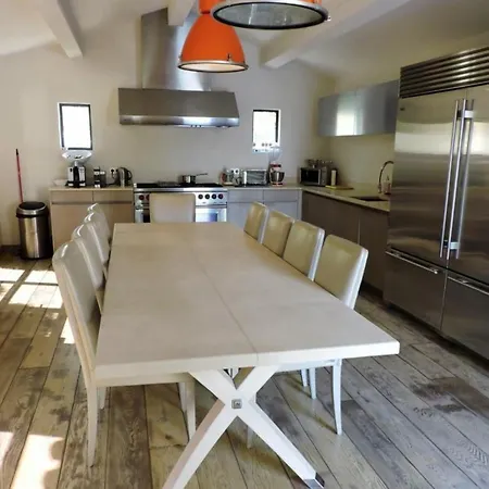 Wonderful Large Located In The Centre Of St Tropez סן טרופז