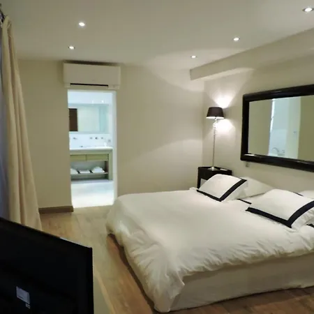 Wonderful Large Located In The Centre Of St Tropez דירה *