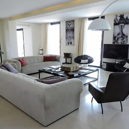 Wonderful Large Located In The Centre Of St Tropez דירה *
